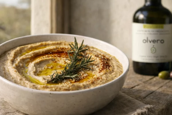 hummus casero cremoso con aceite de oliva virgen extra y pimenton
