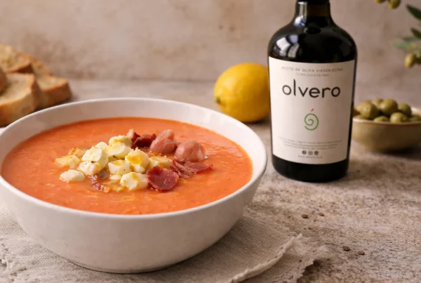 salmorejo cordobes tradicional con aceite de oliva virgen extra y jamon
